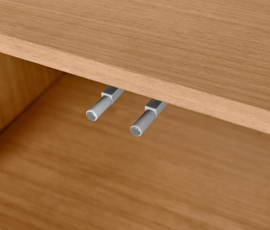 Detail skříňky pod umyvadlo s dřevěnou dýhou.