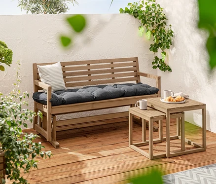 Dva odkládací stolky »Lenja« stojí vedle zahradní lavice s podložkou cca 160 x 50 cm. V pozadí je solární světelný řetěz »Vinný hrozen« a 2 prémiová solární zápichová svítidla.