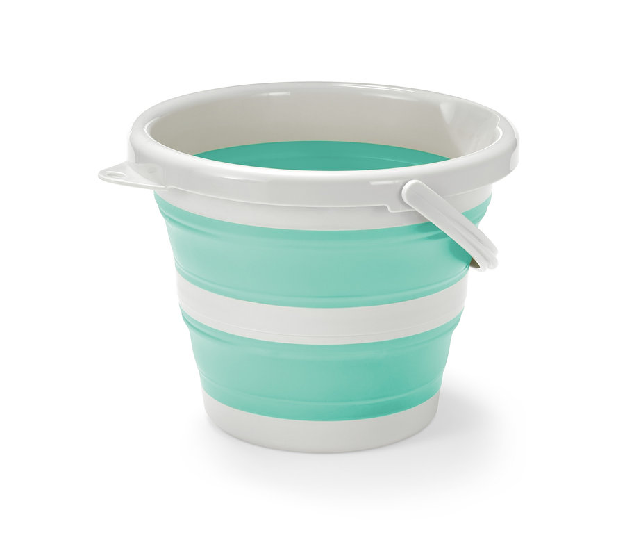 Skládací úklidový kbelík v tyrkysové barvě s bílými pruhy a bílým lemem.