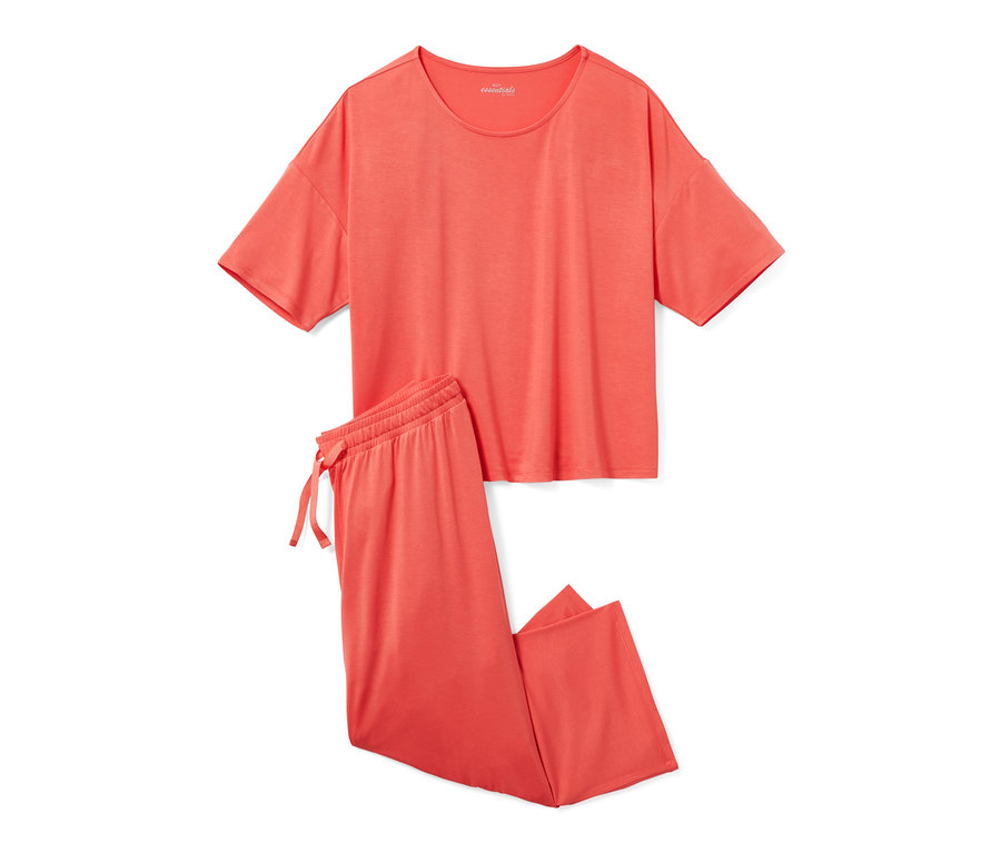 Lososově růžové pyžamo ve 3/4 délce leží na bílém pozadí.