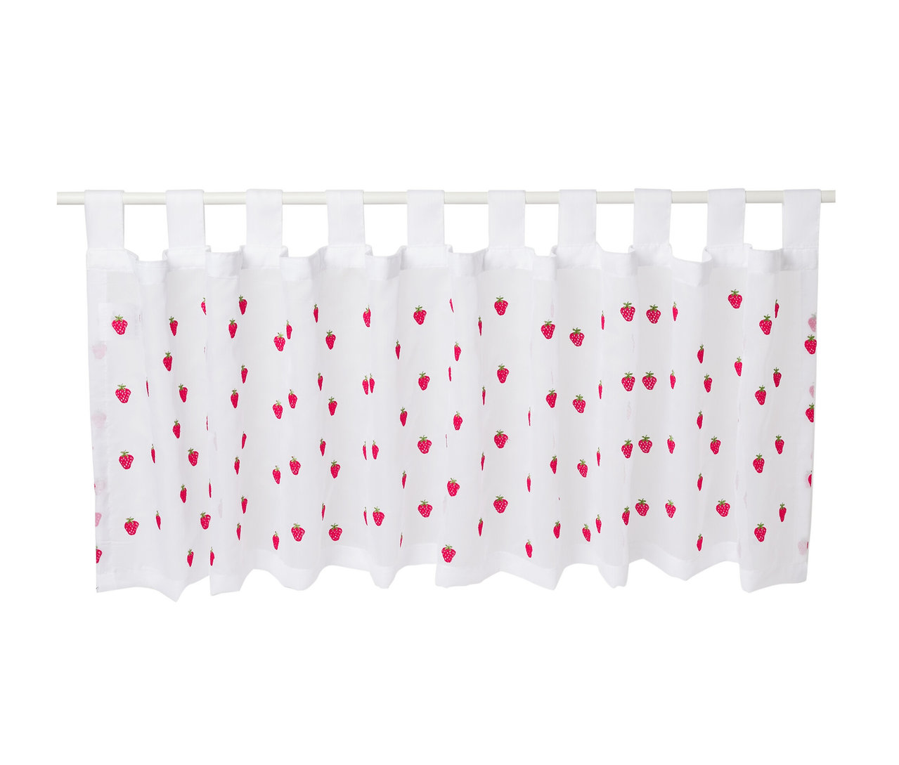 Vyšívaná krátká záclona s červenými jahodami visí na tyči.