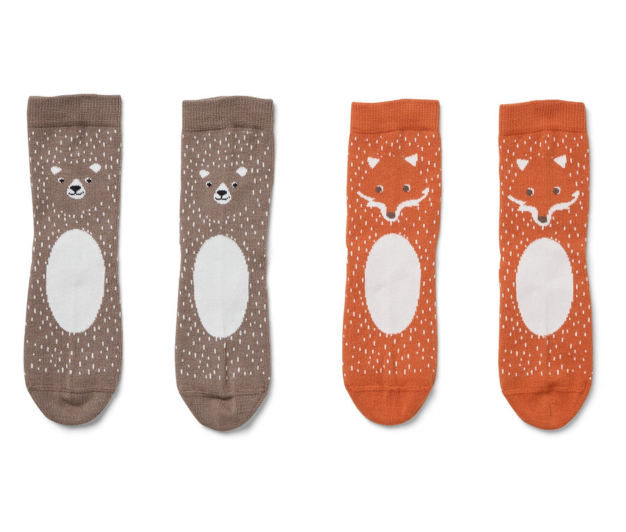 Dva páry ponožek. Jedny hnědé s medvědem a bílými puntíky, druhé oranžové s liškou a bílými puntíky.
