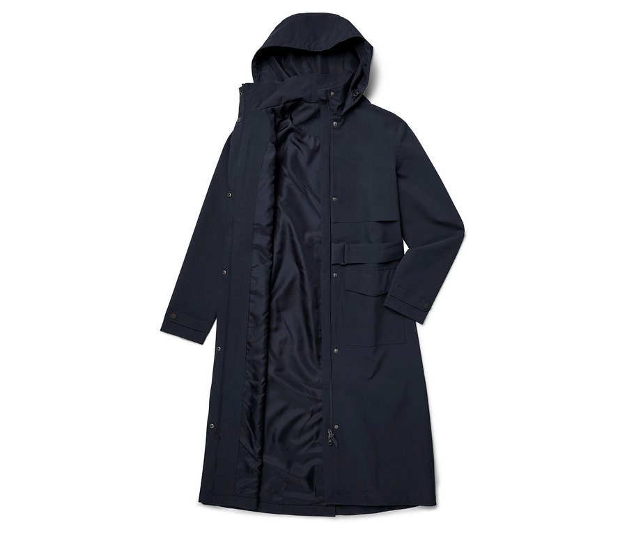 Tmavě modrý kabát s kapucí, rozepnutý, s viditelnou podšívkou.