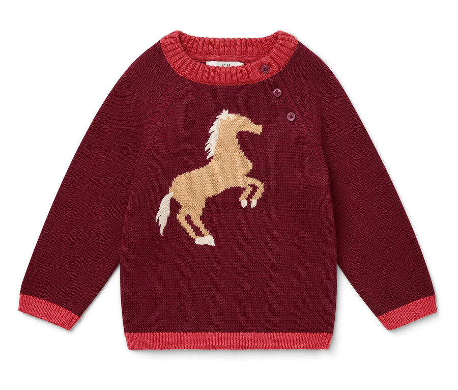 Vínový svetr s hnědým koněm uprostřed.