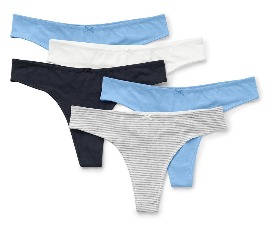 Pětice dámských kalhotek typu tanga v modré, bílé, tmavě modré a šedobílé barvě s proužky, ležících na sobě.