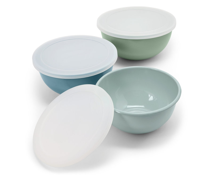 Čtyři barevné misky, dvě s víčky, na bílém pozadí.
