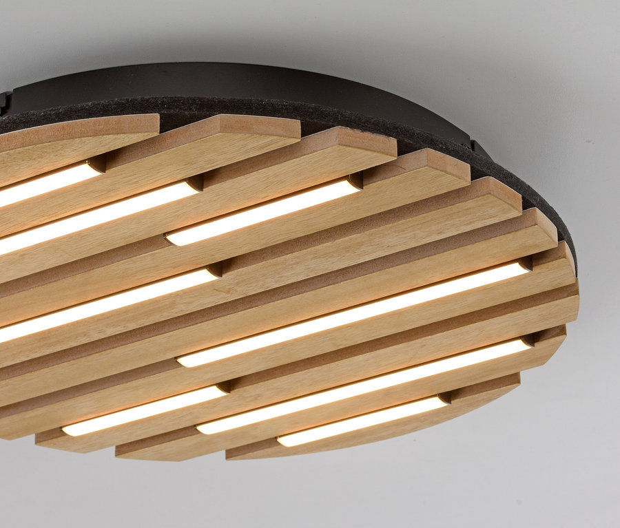 Detail dřevěného stropního svítidla s LED pásky.