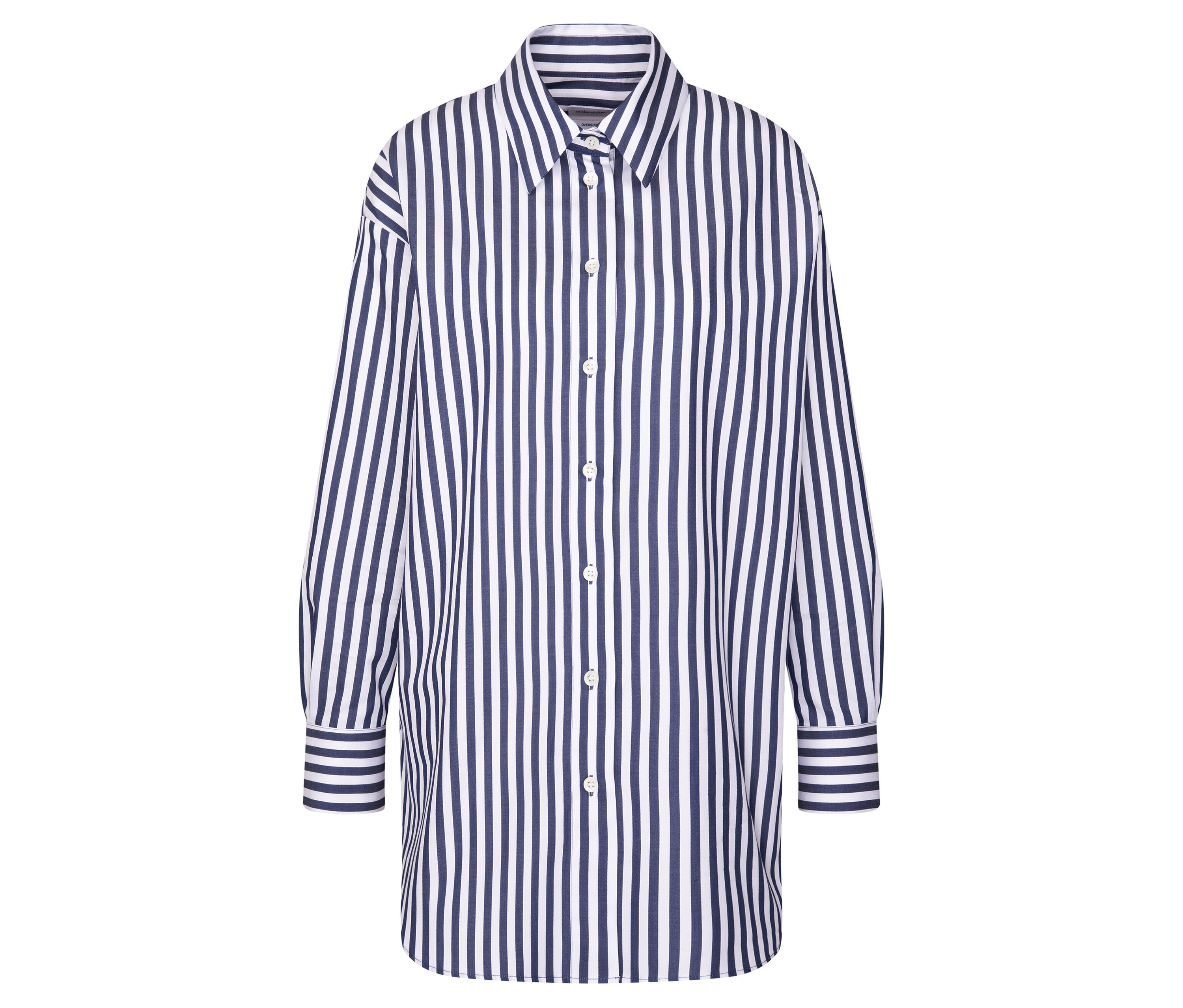 Modro-bílá pruhovaná košile s dlouhými rukávy a knoflíky.