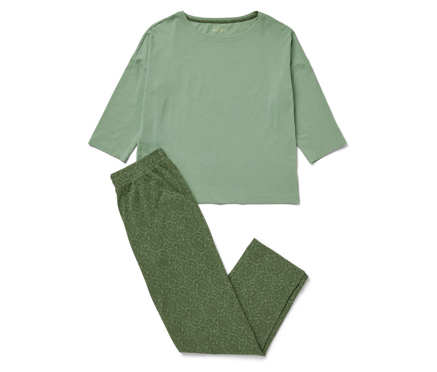 Zelené pyžamo s dlouhým rukávem a kalhotami.