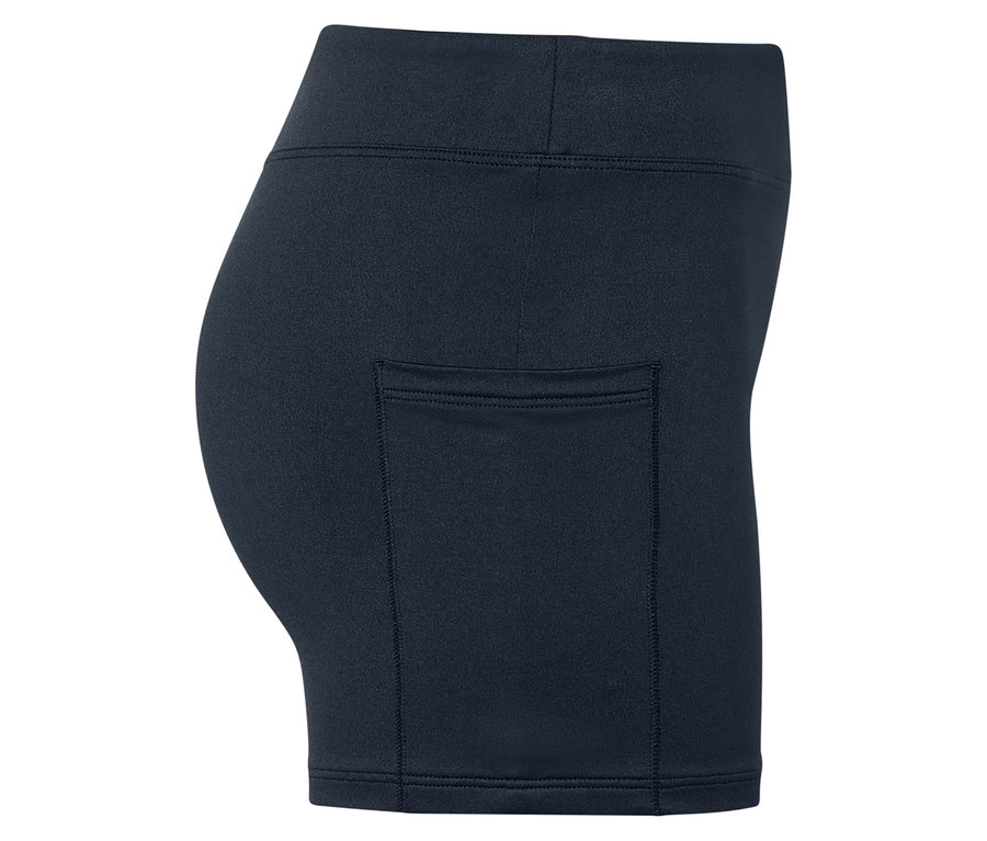 Detail modrých sportovních šatů se šortkami.