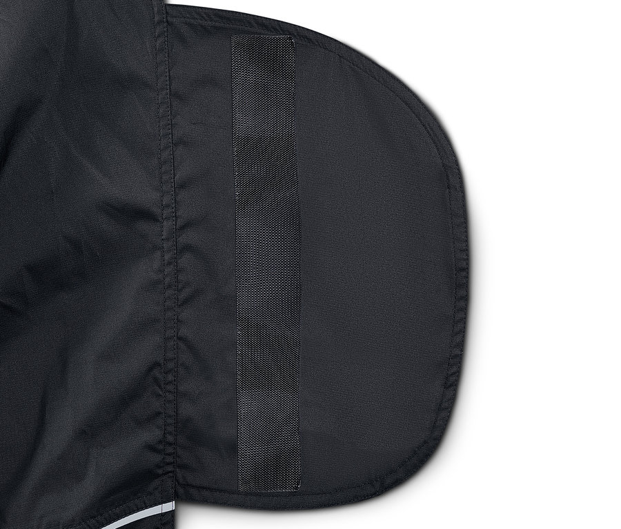 Detail unisexových návleků do deště s černým popruhem.