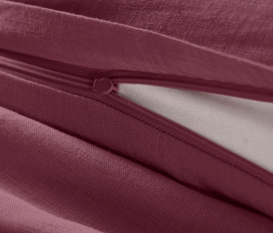 Detailní pohled na lněné povlečení bobulové barvy standardní velikosti se zipem.