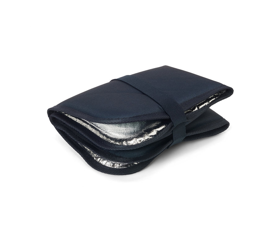Skládací termopolštářek na sezení v tmavě modré barvě se stříbrnou vnitřní vrstvou.
