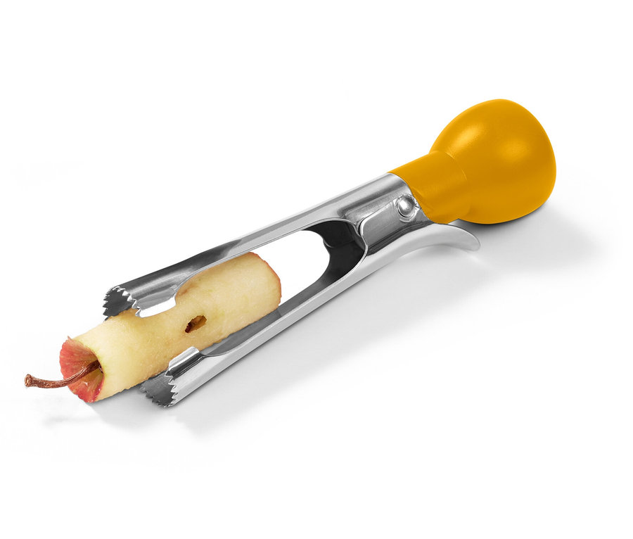 Oloupané jablko v ořezávači s žlutou rukojetí.