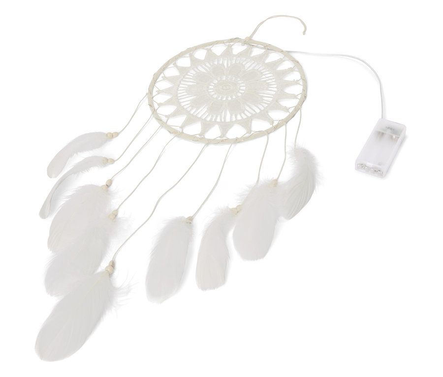 Detailní záběr na lapač snů s LED osvětlením s bílými peříčky na bílém pozadí.