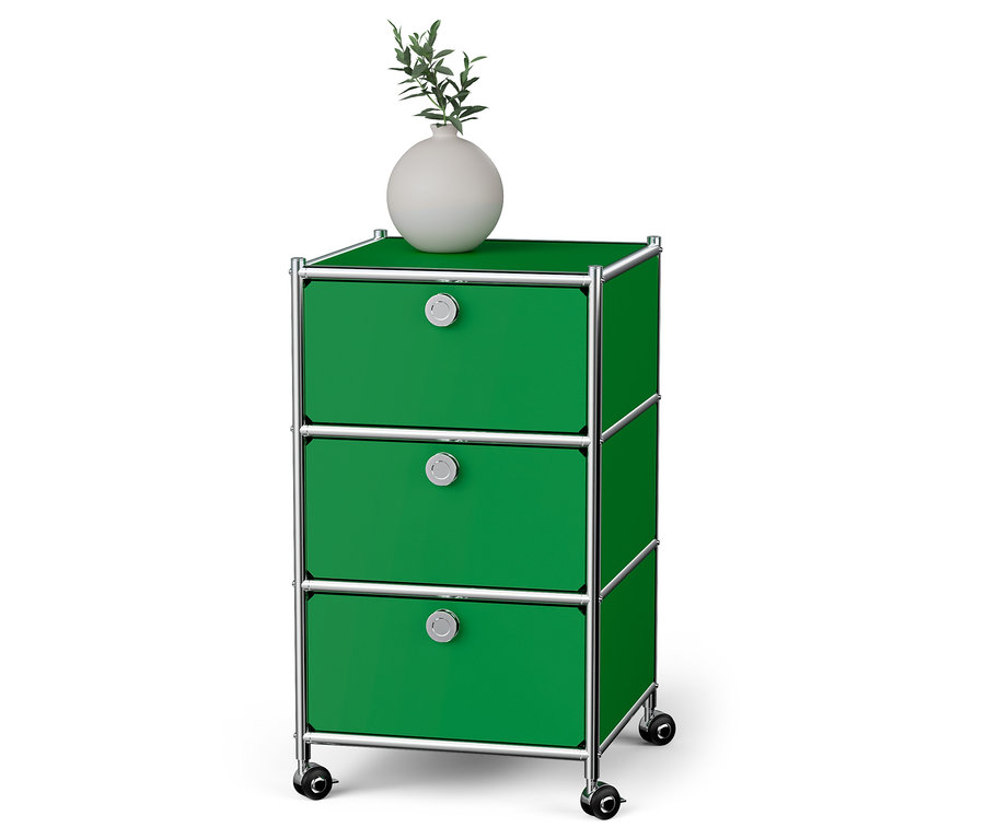 Zelený kovový kontejner na kolečkách »CN3« se 3 zásuvkami. Nahoře je bílá váza.
