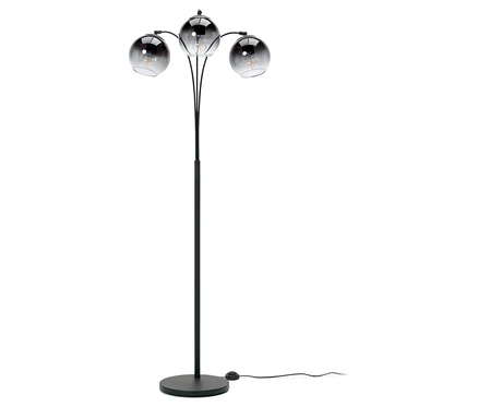 Černá stojací lampa se třemi skleněnými stínidly.