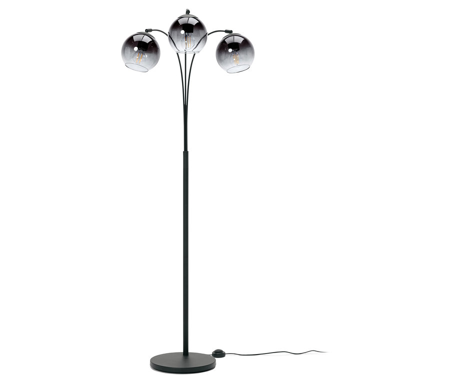 Černá stojací lampa se třemi skleněnými stínidly.