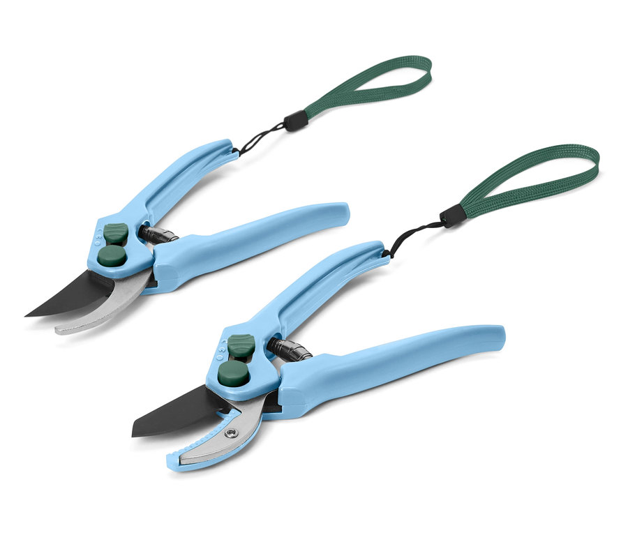 Dvoje zahradnické nůžky s modrými držadly a zelenými poutky.