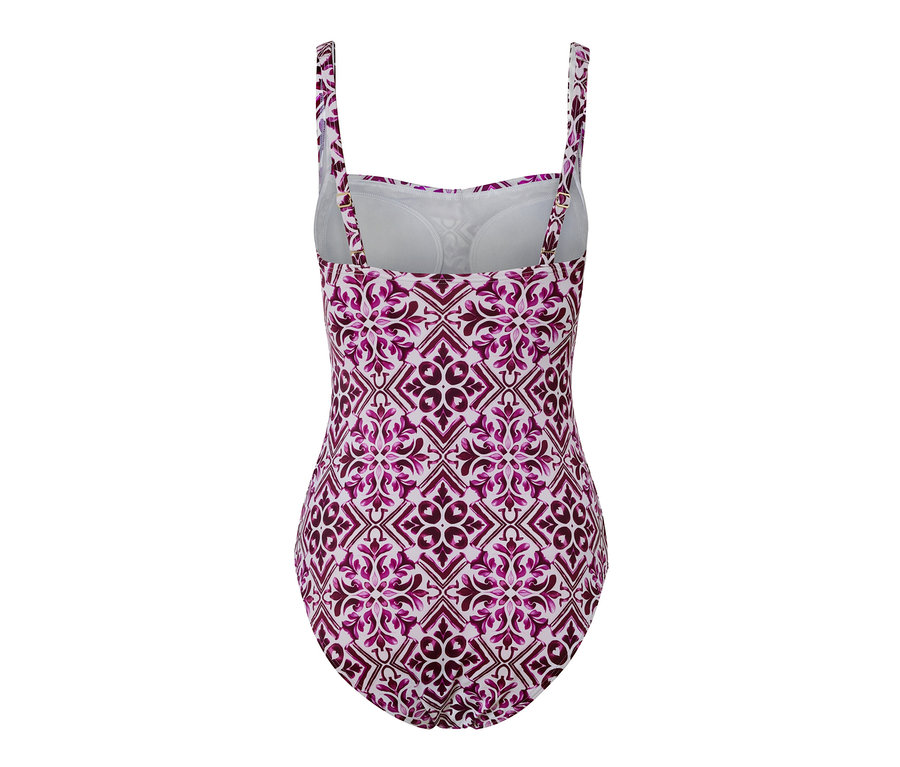 Detailní pohled zezadu na tvarující plavky s bobulovým a bílým vzorem.