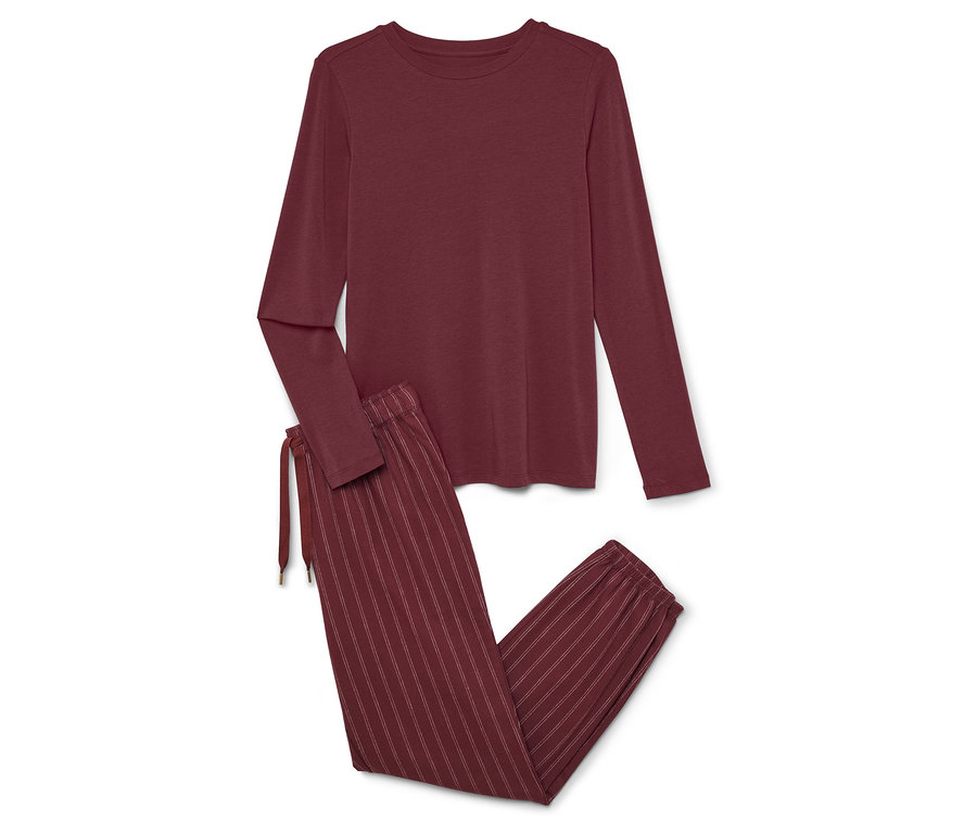 Vínové pyžamo s dlouhým rukávem a pruhovanými kalhotami leží na bílém pozadí.