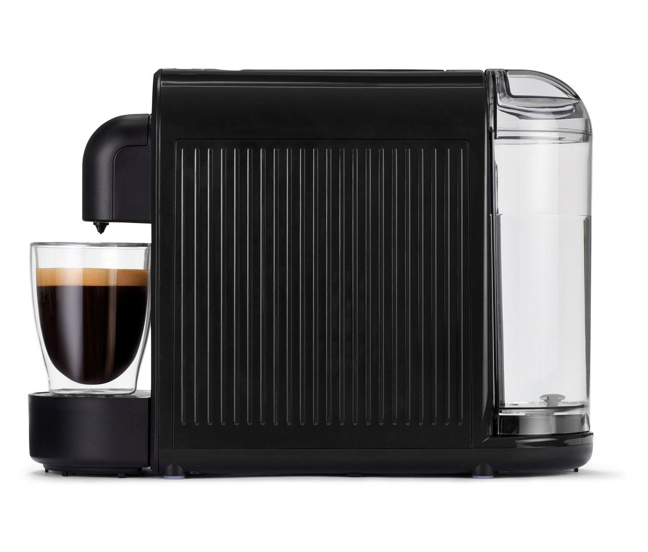 Černý kávovar Cafissimo now black s šálkem kávy před ním.