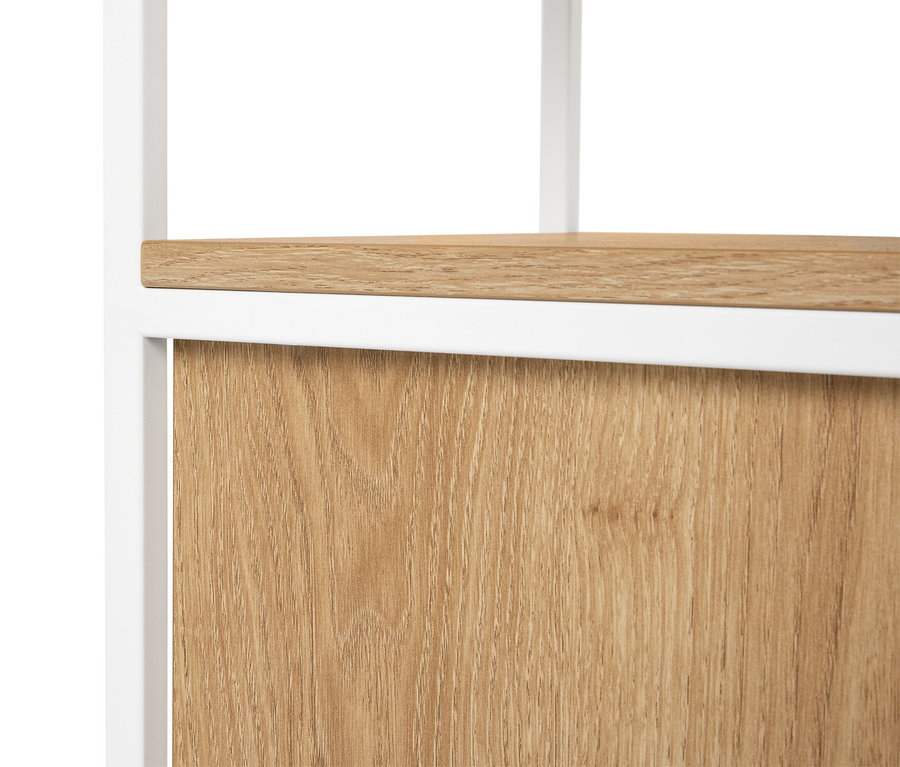 Detailní pohled na regál s bílým rámem a světle hnědou dřevěnou deskou.