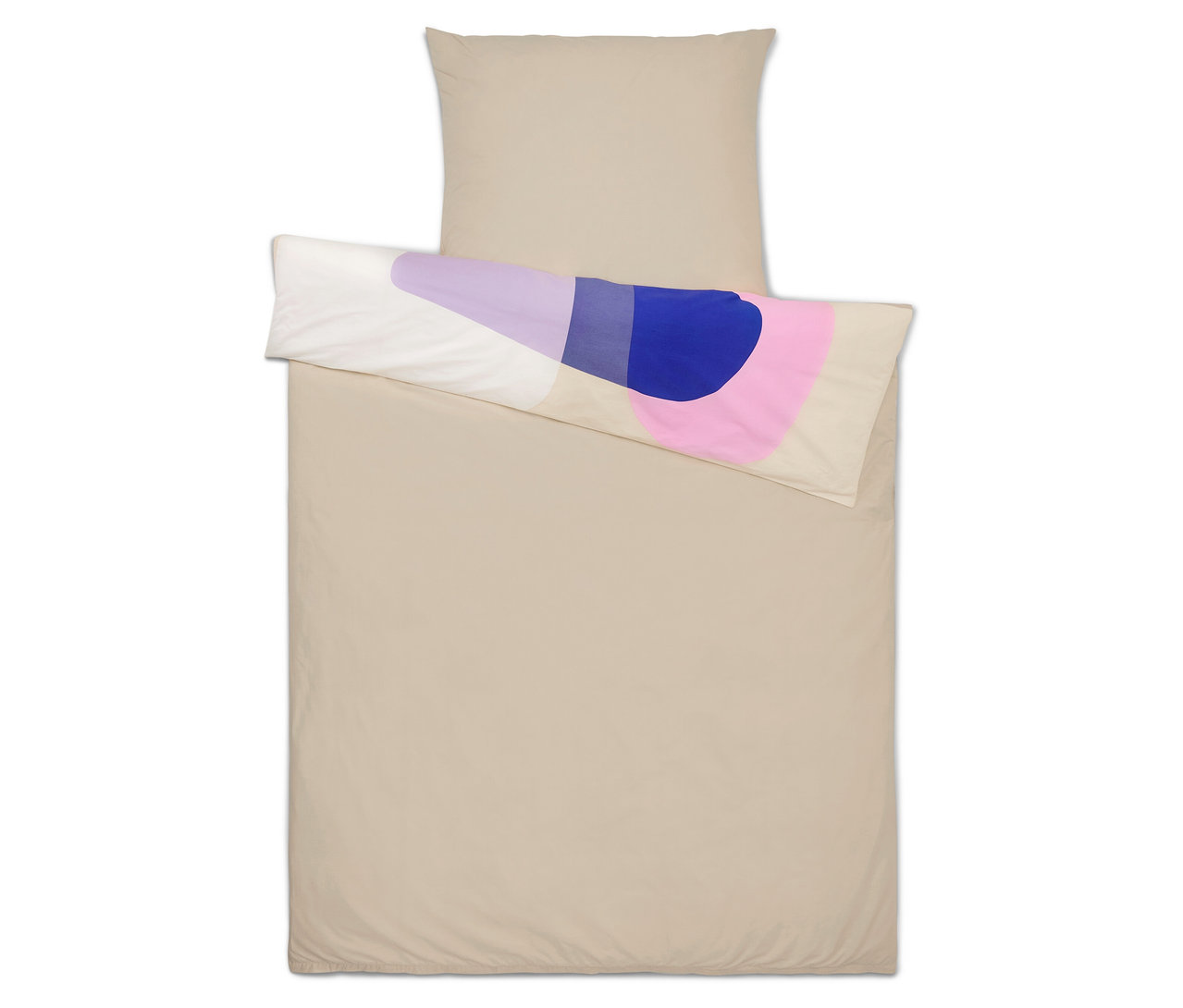 Béžové povlečení s abstraktním vzorem ve fialové, modré, růžové a bílé barvě.