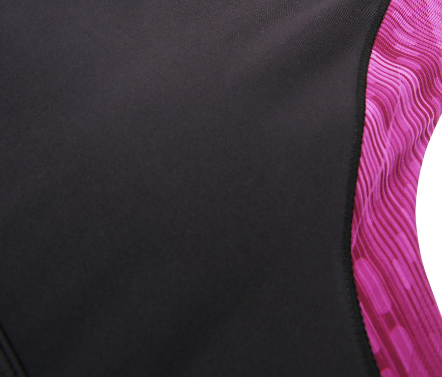 Detailní záběr na černou sportovní podprsenku Fila s růžovým vzorem na ramínkách a výstřihu.