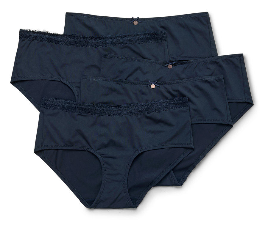 Pět párů tmavě modrých dámských kalhotek leží na sobě. Některé mají krajkový okraj.