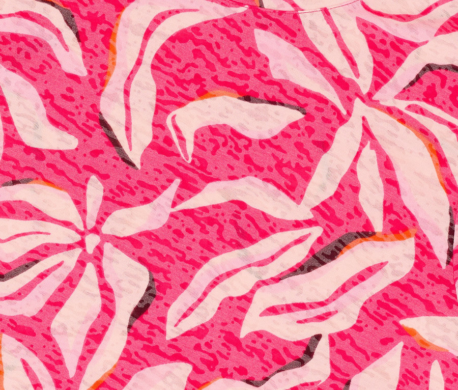 Detail růžového trička s krátkým rukávem CECIL s potiskem listů a štítkem.