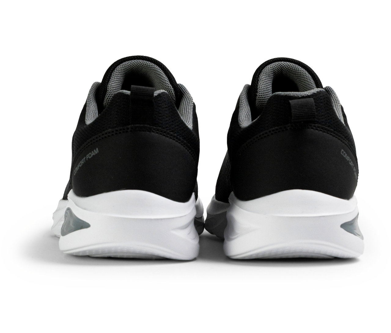 Dvě černé pánské tenisky FILA Specctris s bílými podrážkami, pohled zezadu.