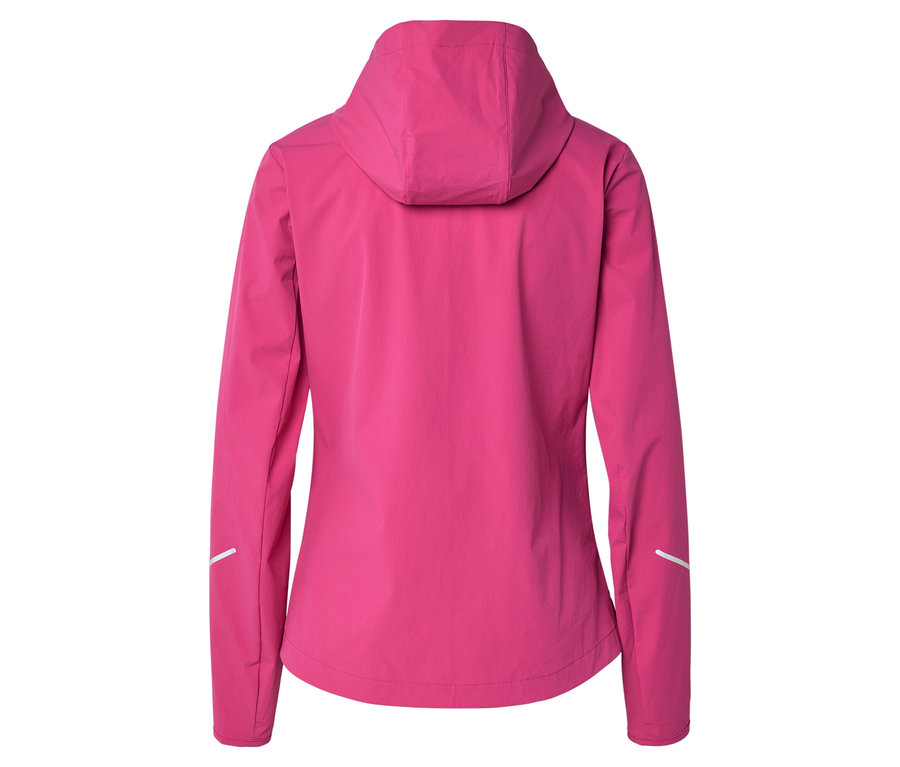 Pohled zezadu na růžovou softshellovou bundu s kapucí.