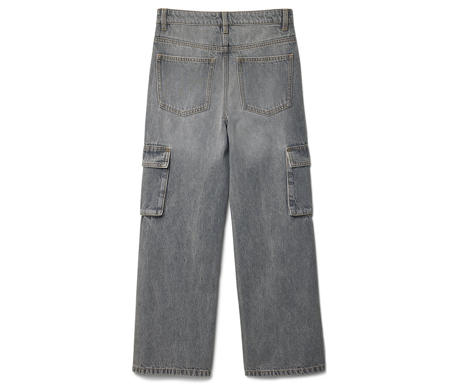 Pohled zezadu na šedé cargo kalhoty s kapsami na obou stranách.