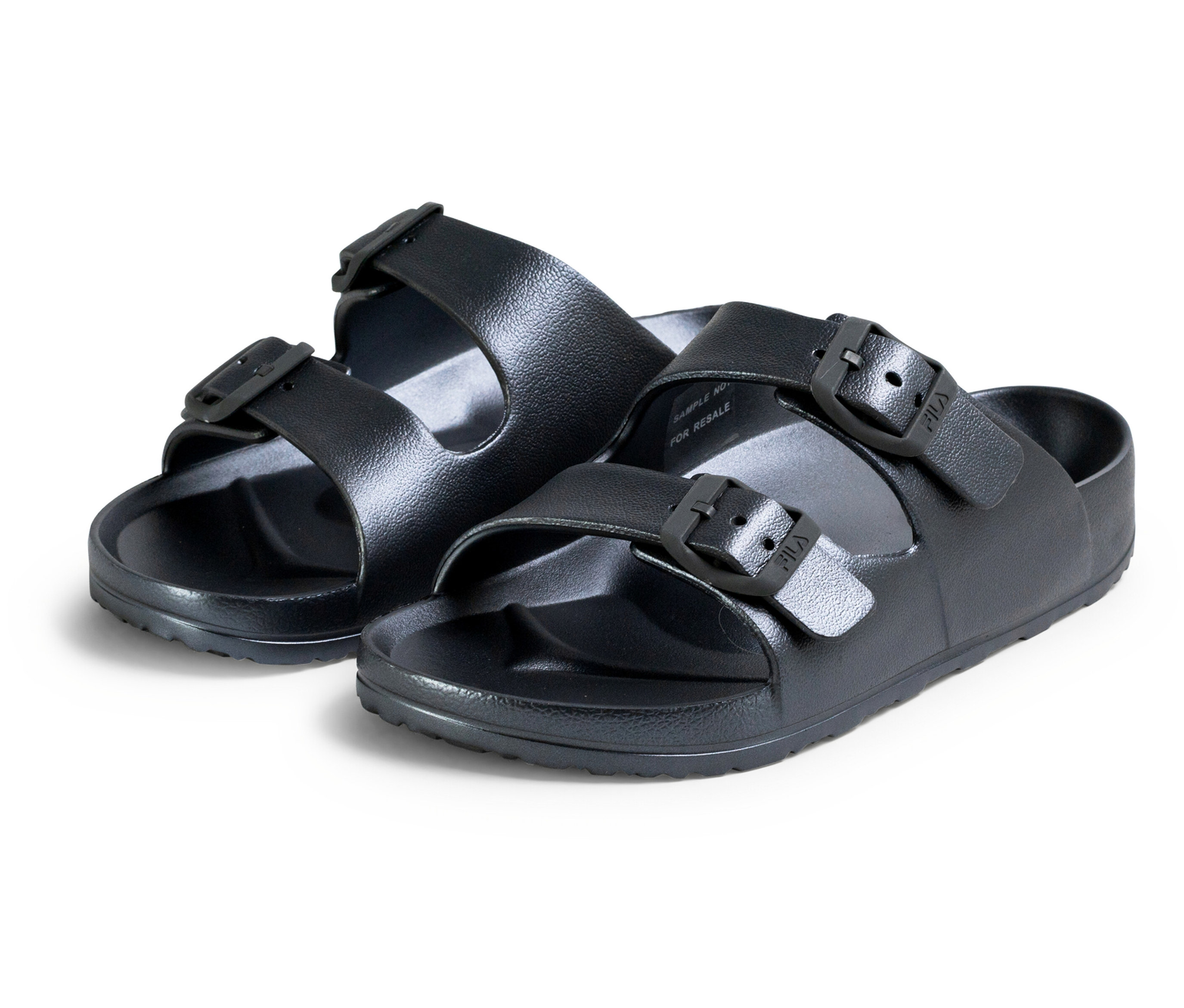 Dva černé dámské pantofle FILA Matero stojí vedle sebe.