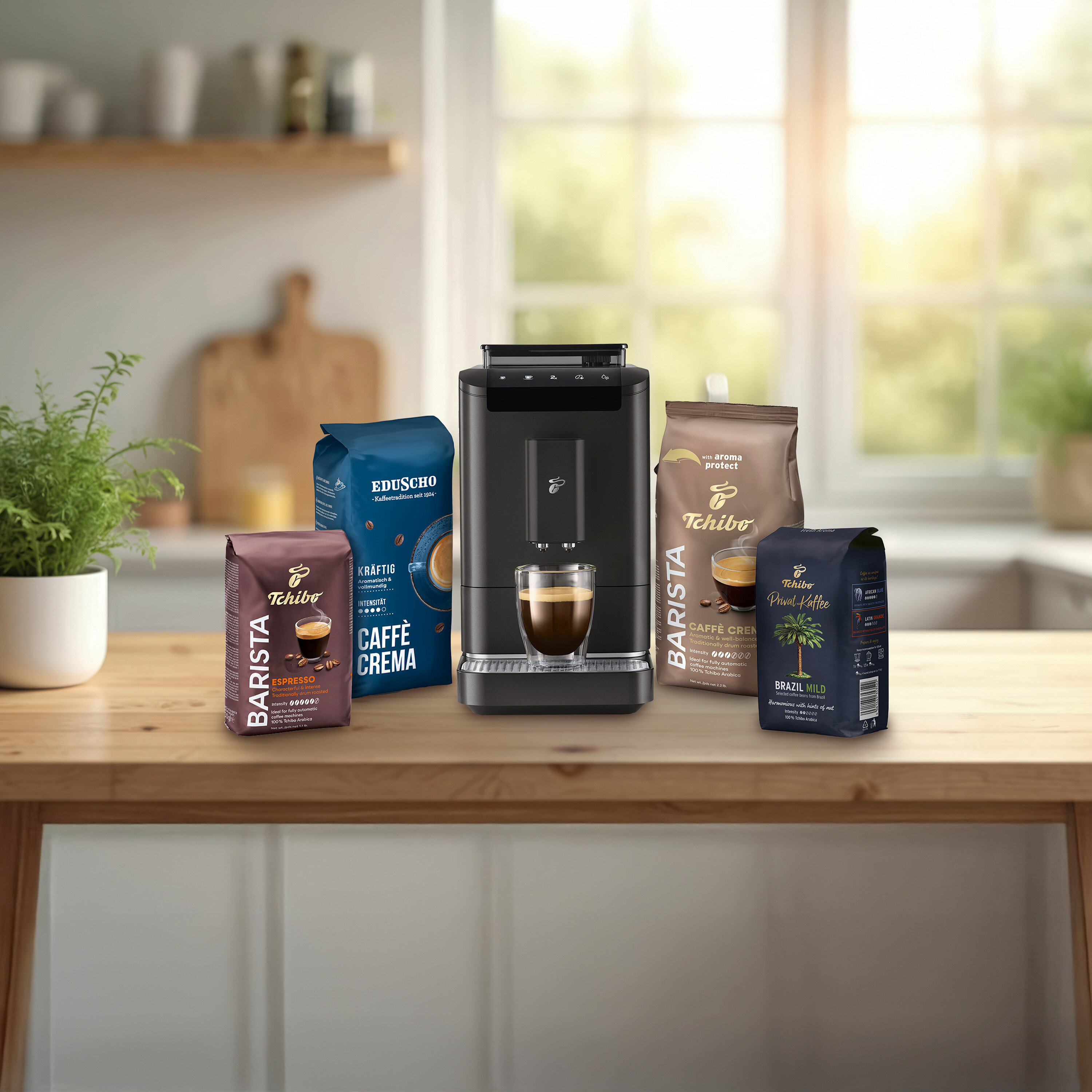 Na stole stojí kávovar, šálek espressa, Tchibo Barista Espresso, Eduscho Kräftig Caffè Crema a Tchibo Brazil Mild.