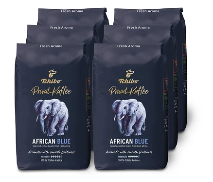 Šest balení zrnkové kávy Privat Kaffee African Blue seřazených v řadě.