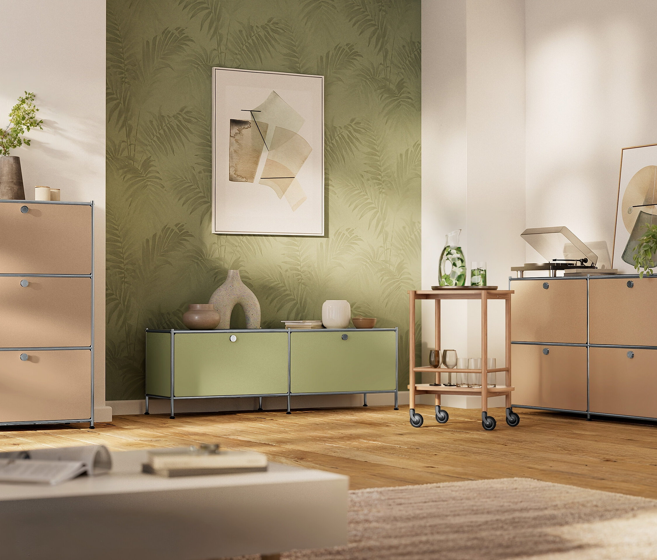 Obývací pokoj s béžovým a limetkově zeleným nábytkem USM, včetně regálů a servírovacího vozíku, na dřevěné podlaze.