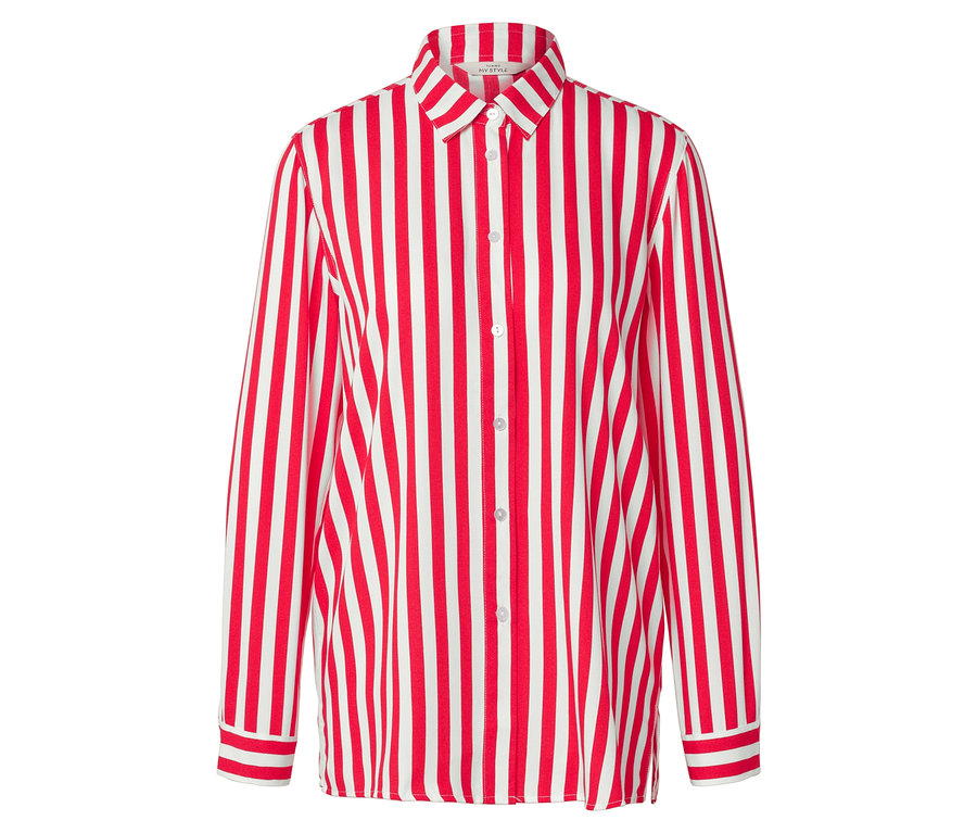 Na bílém pozadí leží červeno-bílá pruhovaná košile s dlouhými rukávy.