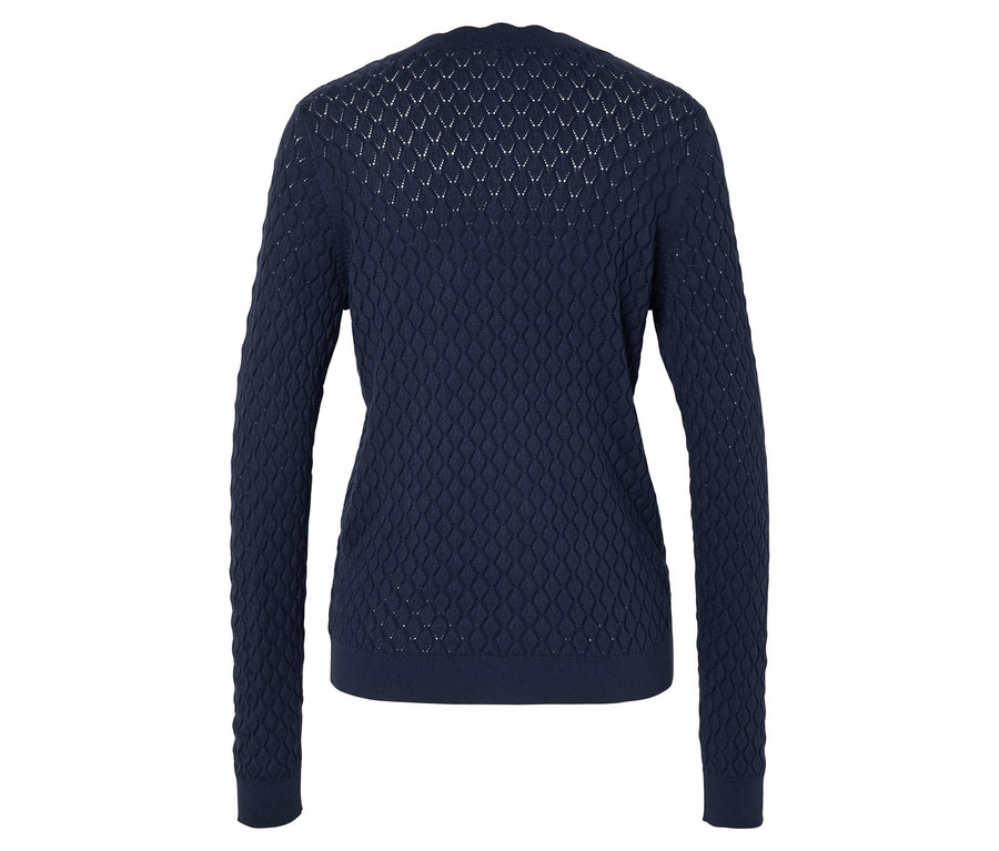 Tmavě modrý pletený svetr s děrovaným vzorem, focený zezadu.