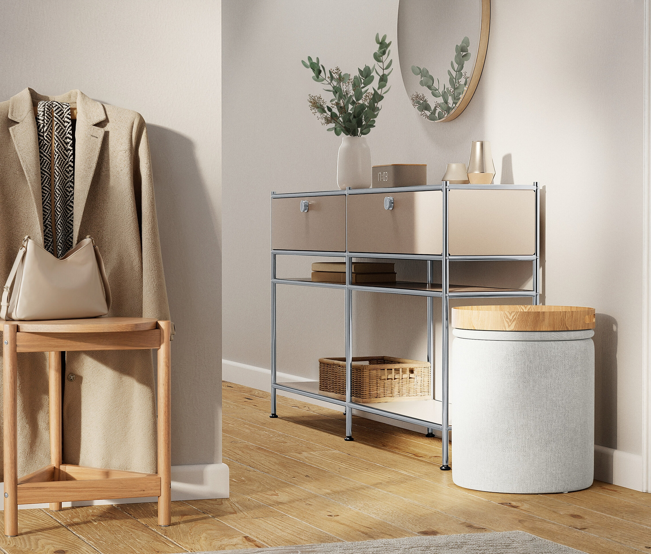 Béžový kabát visí na zdi vedle stoličky s kabelkou na ní. Vedle je police se zásuvkami a kulatá stolička.