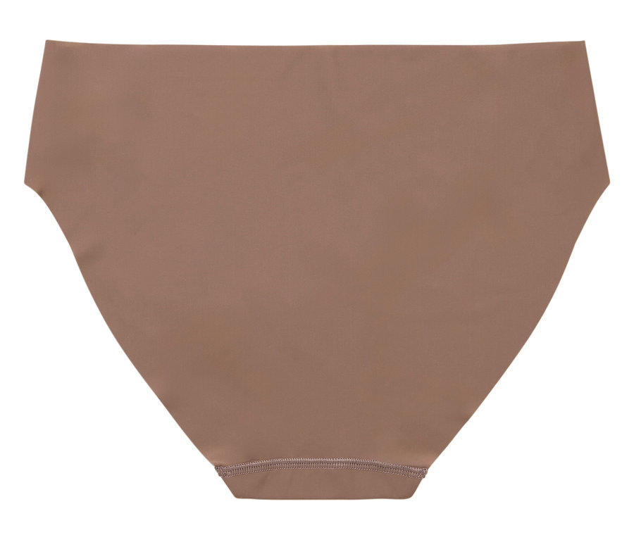 Pohled shora na jedny dámské kalhotky tělové barvy na bílém pozadí.