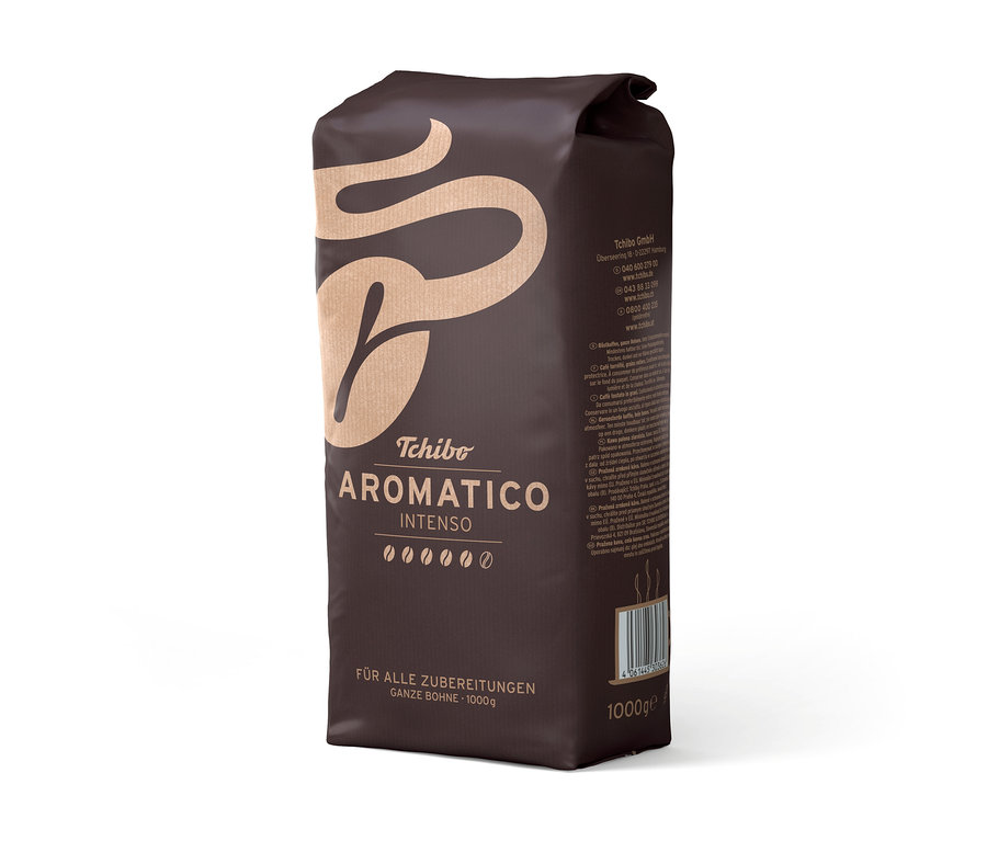 Stojící hnědé balení zrnkové kávy Aromatico Intenso – 1 kg od Tchibo.