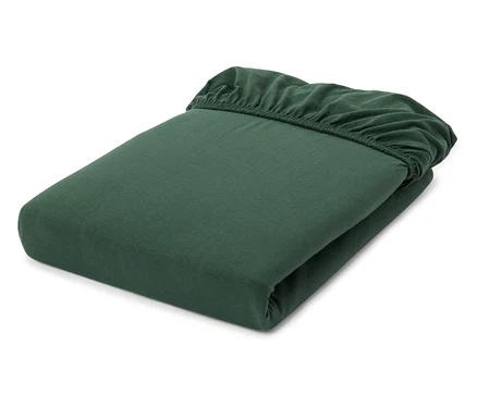 Tmavě zelené napínací prostěradlo, úhledně složené, s viditelným elastickým okrajem nahoře.