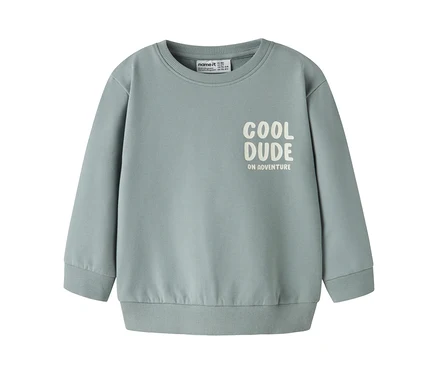 Světle modrozelená dětská mikina NAME IT s nápisem „COOL DUDE ON ADVENTURE“ na přední straně.
