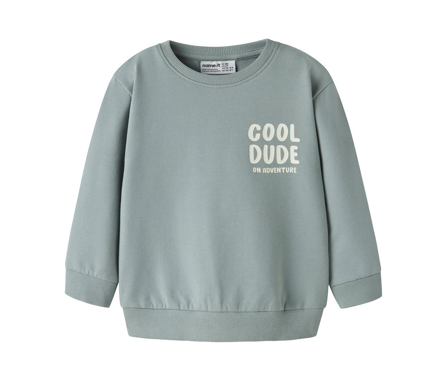 Světle modrozelená dětská mikina NAME IT s nápisem „COOL DUDE ON ADVENTURE“ na přední straně.