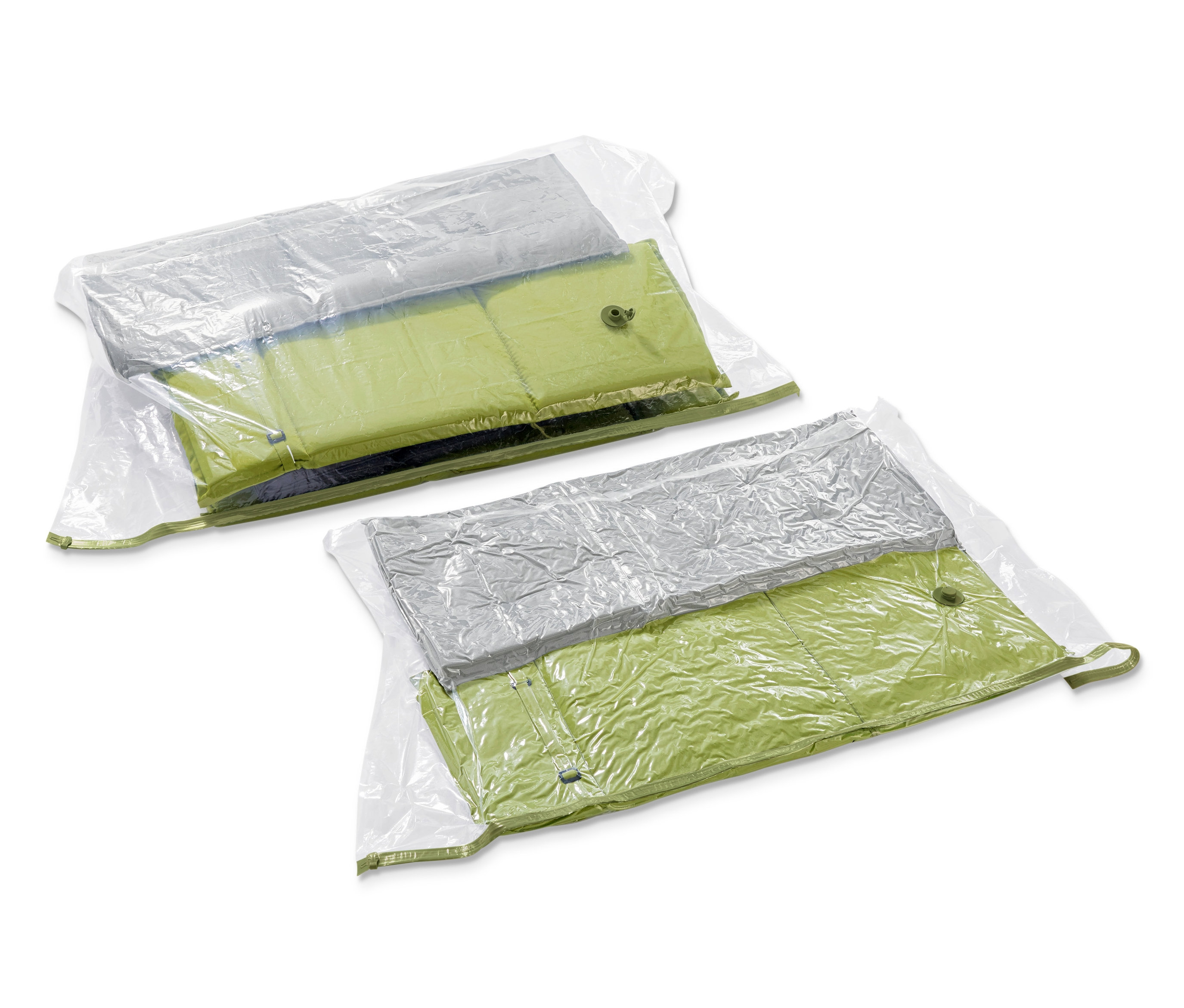 Dva vakuové úložné pytle leží na bílém pozadí.