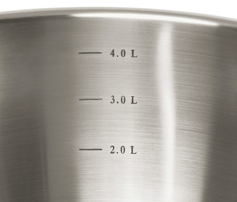 Detail vnitřku kuchyňské mísy z ušlechtilé oceli s litrovou stupnicí.