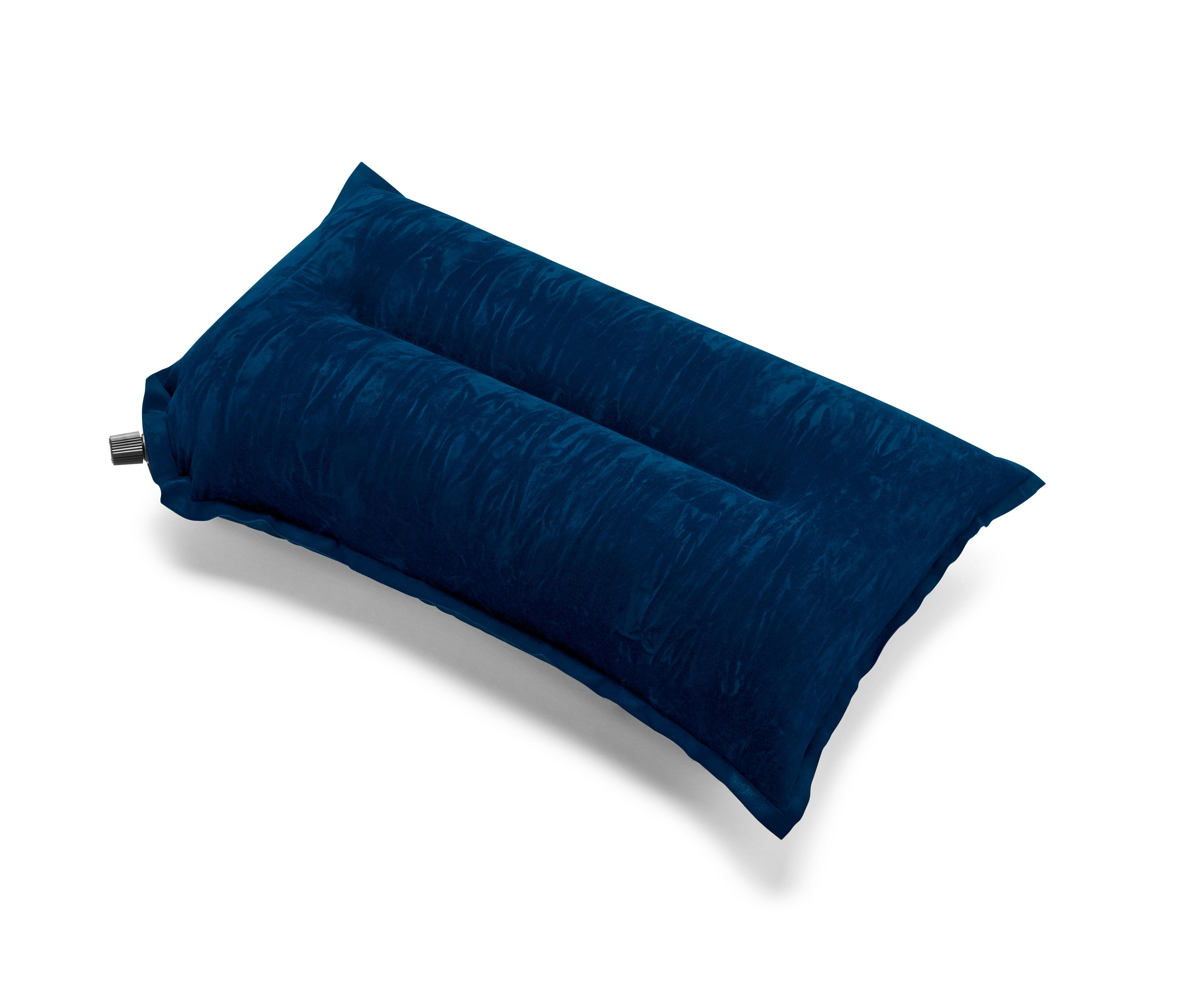 Modrý cestovní polštářek na bílém pozadí.