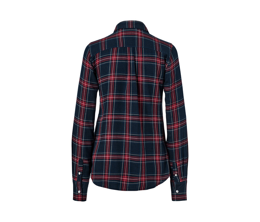 Detail zadní strany kostkované halenky z bavlněného flanelu.